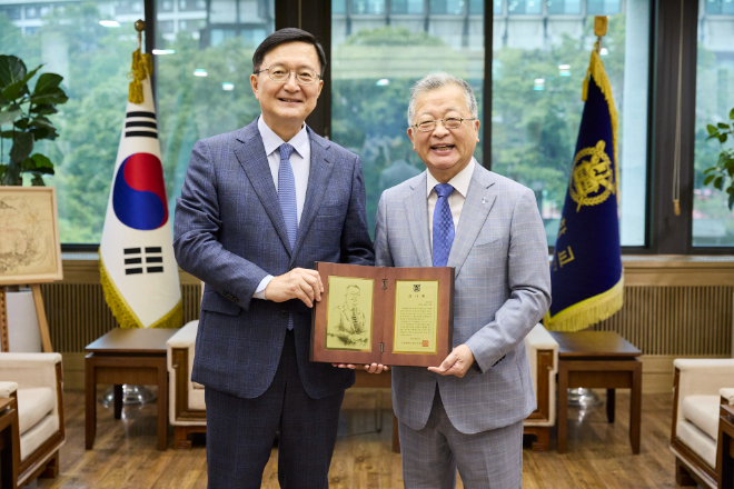 유홍림 서울대 총장과 이용익 신흥 회장이 감사패 증정식에서 기념 촬영을 하고 있다. (사진제공=서울대)
