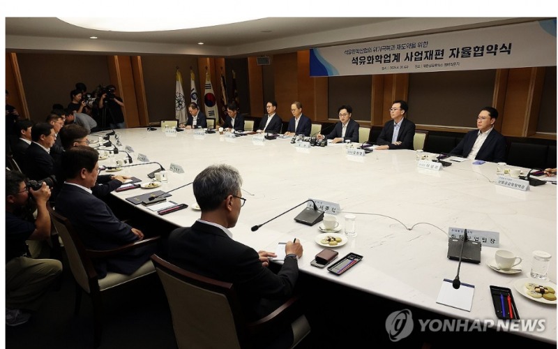 김정관 산업통상자원부 장관이 8월 20일 서울 중구 대한상공회의소에서 열린 석유화학업계 사업재편 자율협약식에서 모두 발언을 하고 있다. 사진=연합뉴스