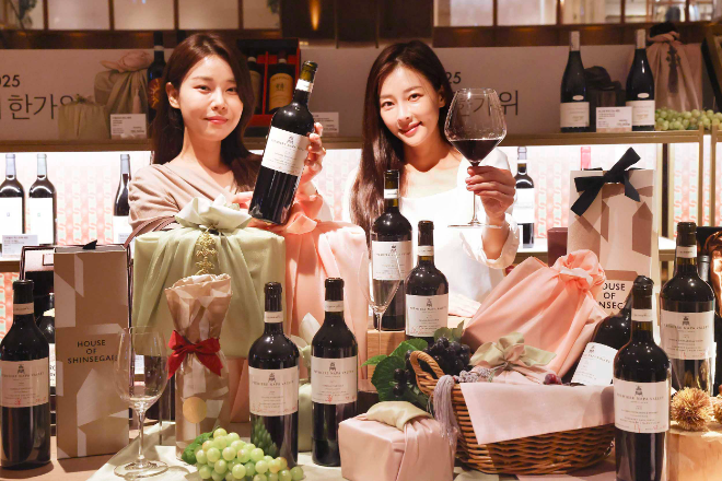 서울 강남구 신세계백화점 강남점 하우스오브신세계 1층 와인셀라에서 모델들이 와인을 소개하고 있다. ⓒ신세계백화점