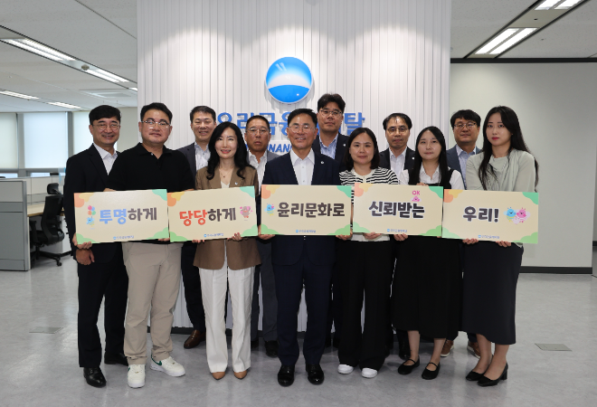 기동호 우리금융캐피탈 대표(왼쪽 네 번째)가 지난 22일 대전센터에서 간담회를 진행하고 직원들과 버킷챌린지에 참여하고 있다. ⓒ 우리금융캐피탈