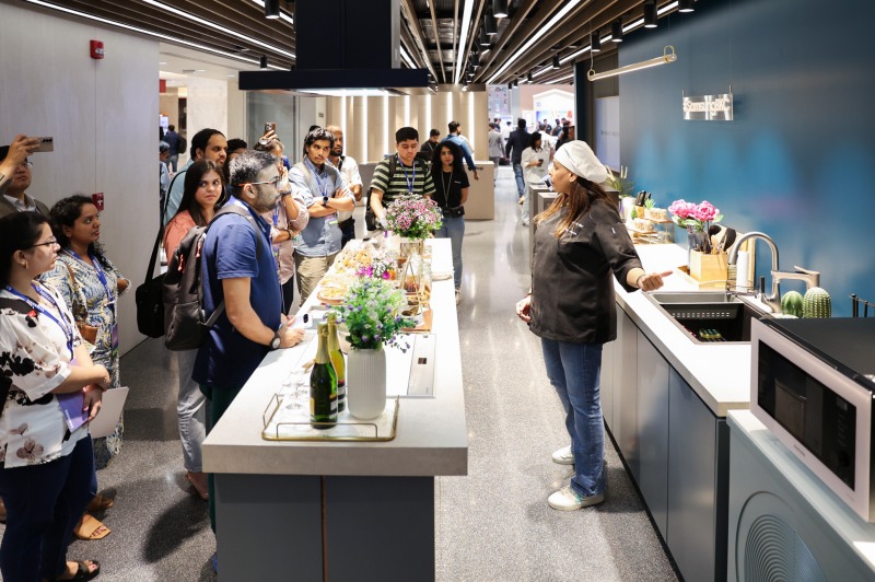 삼성전자가 인도 뭄바이에 위치한 삼성 BKC 플래그십 스토어에서 현지 미디어와 거래선을 대상으로 최신 'AI 홈'의 차별화된 고객 경험을 소개하고, 제품의 성능과 사용성을 혁신하는 ▲모바일 제품의 '갤럭시 AI' ▲영상 디스플레이 제품의 '비전 AI' ▲가전 제품의 '비스포크 AI'가 탑재된 다양한 신제품을 선보였다./삼성전자