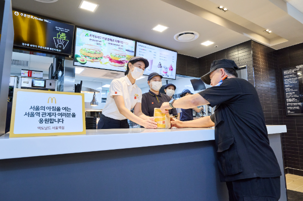 맥도날드는 서울역점의 리뉴얼을 기념해 지난 25일 새벽 서울역 관계자들을 대상으로 한 ‘행복의 버거’ 캠페인을 진행했다