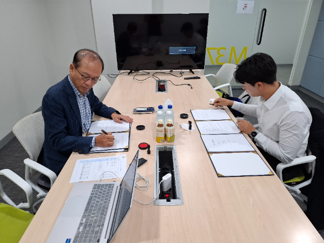 와이지지알과 킹고스프링이 투자계약 체결을 위해 서명하고 있다.