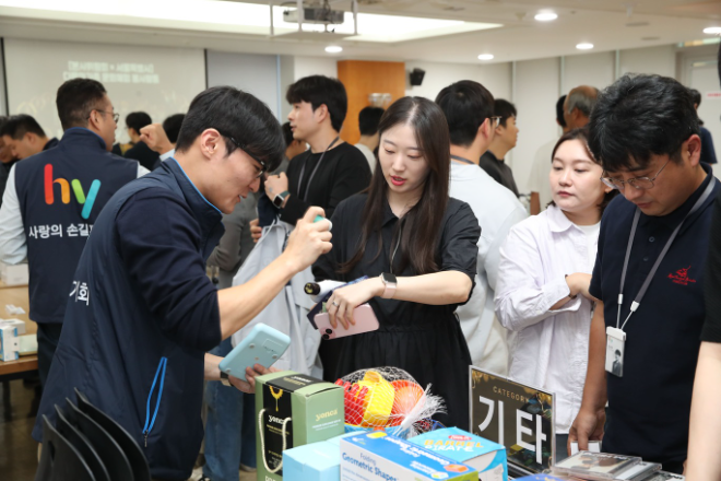 hy 직원들이 무료 나눔 캠페인에 참여하고 있다. ⓒ hy