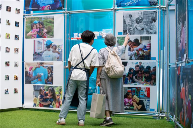 '허그 포 에브리 차일드(HUG for every child)' 전시회를 감상 중인 아브뉴프랑 광교 방문객들. ⓒ 호반프라퍼티