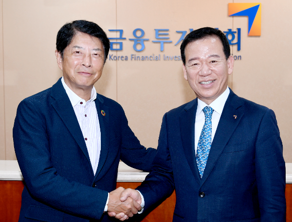 서유석(오른쪽) 금융투자협회장과 마츠시타 코이치(왼쪽) 일본투자신탁협회장이 기념 촬영을 하고 있다. ⓒ 금융투자협회