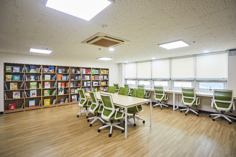 한화 건설부문이 조성한 포레나 도서관 104호점 전경./한화 건설부문