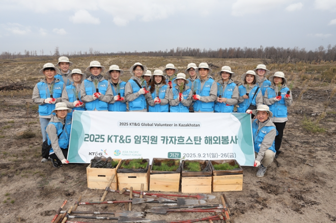 KT&G가 카자흐스탄의 산불 피해 지역 복구를 위해 임직원 봉사활동을 진행했다고 26일 밝혔다. 사진은 KT&G 국내 임직원 봉사단 및 카자흐스탄 현지채용 직원 등 18명이 카자흐스탄 산불 복구 작업을 위해 묘목 식재 봉사 기념사진을 촬영하는 모습. ⓒ KT&G