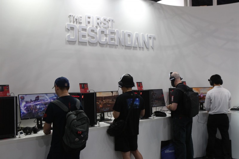 체험존에서 게임을 즐기는 관람객들(제공=넥슨).