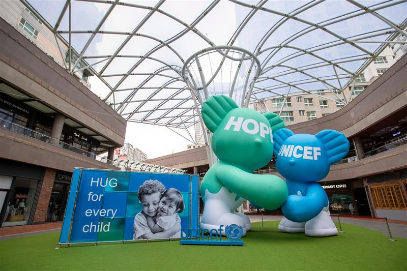 아브뉴프랑 광교가 유니세프와 함께 HUG 캠페인의 일환으로 ‘허그 포 에브리 차일드(HUG for every child)’ 전시를 개최하고 대형 베어벌룬 작품이 설치했다./호반그룹