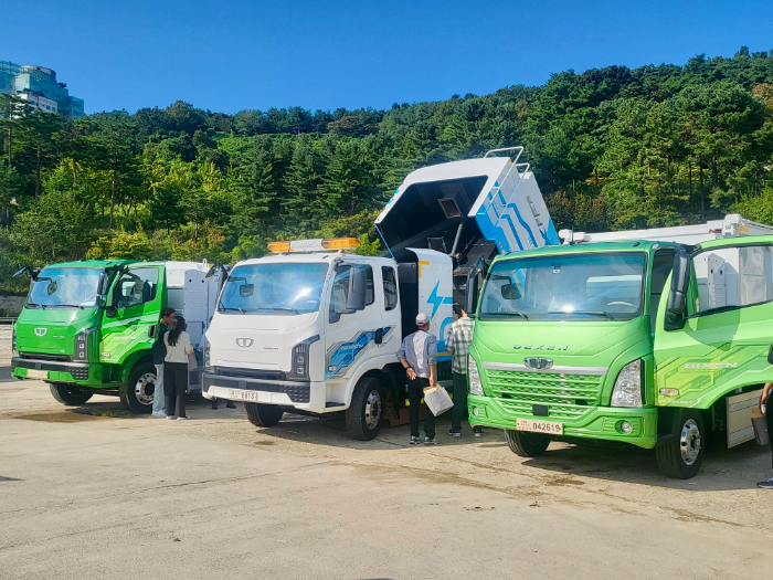 타타대우모빌리티, 친환경 청소차 시연회에서 기쎈(GIXEN) 기반 전기 청소차 선보여
