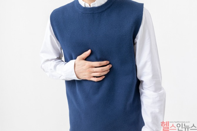 지속적인 소화불량은 단순 체기가 아니라 위장 건강 이상을 알리는 신호일 수 있다 /사진=클립아트코리아