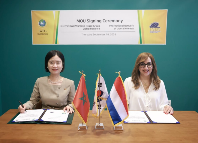 지난 9월 18일 청주에서 ㈔세계여성평화그룹(IWPG) 김은희 글로벌국장(왼쪽)과 국제 자유주의 여성 네트워크(INLW) 카디자 엘 모라비트 대표(오른쪽)가 업무협약을 체결한 후 기념 촬영을 하고 있다.