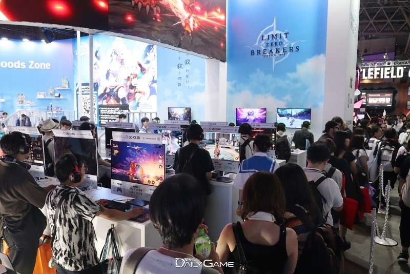 TGS 관람객들이 '리밋 제로 브레이커스' 체험을 기다리는 중이다.