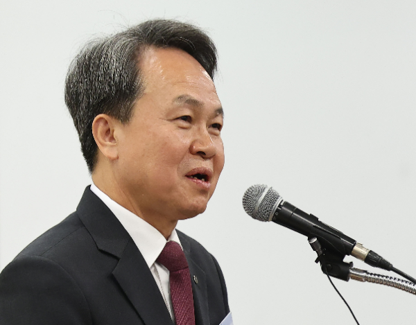 내년 3월 임기가 끝나는 진옥동 신한금융지주 회장.