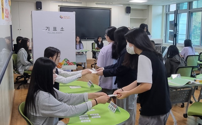 충남도의회, 공주여중 학생들 도의원 역할 체험… '찾아가는 의회교실' 개최