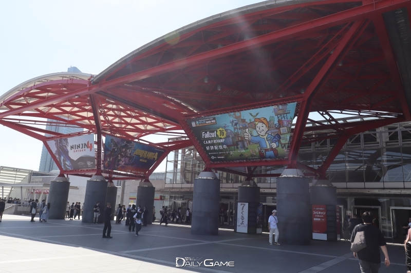 TGS 2025 정문 진입로 전경.