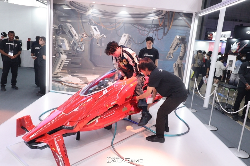 넥슨 '퍼스트 디센던트' 부스의 호버바이크 탑승은 남성 관람객들에게 큰 인기를 끌었다.