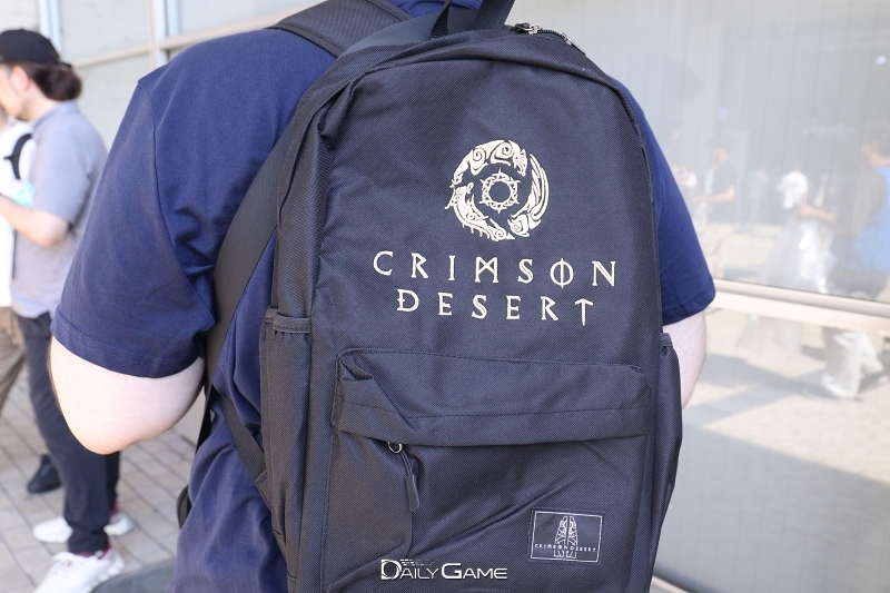 행사장 여러 곳에서 '붉은사막' 가방을 맨 관람객을 볼 수 있다.