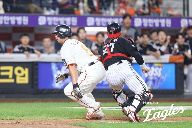 태그 피하는 노시환 / 사진=한화 이글스 제공. 연합뉴스