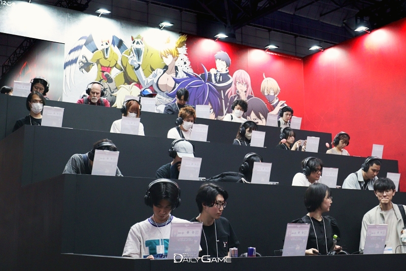 '도원암귀' 애니메이션을 즐긴 글로벌 관람객이 컴투스 부스에 마련된 체험존으로 몰려들었다.