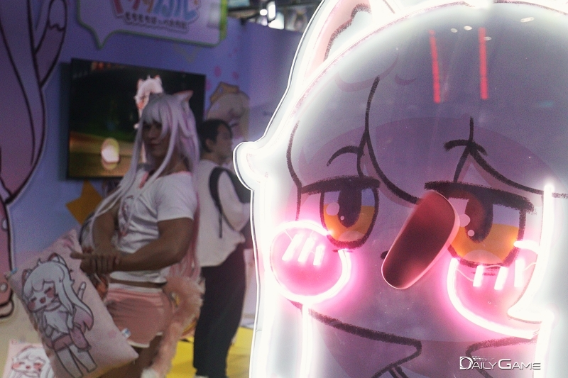 혀를 날름 거리는 '코미'가 관람객을 불러 모았다.