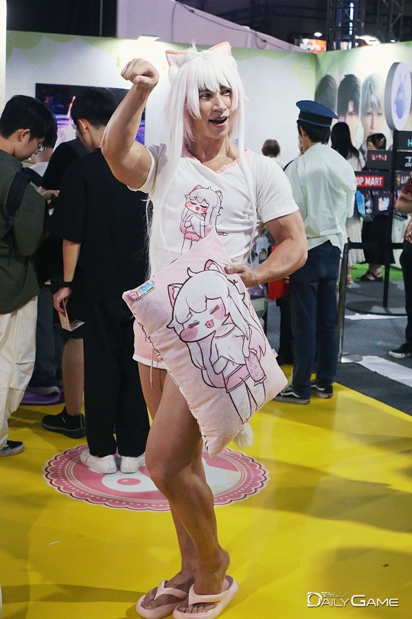 완벽한 포즈로 근육미를 뽐낸 '근육 코미' 코스튬 플레이 모델.