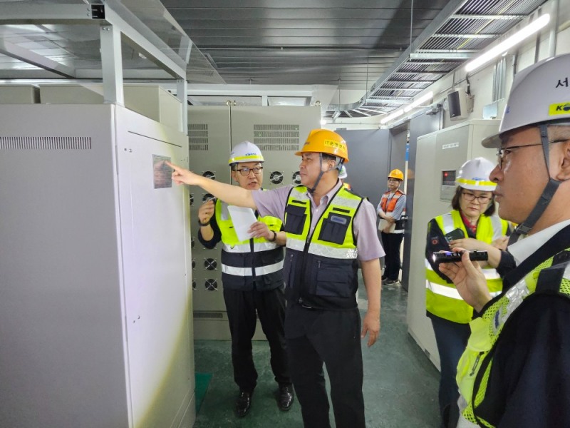 정정래 코레일 사장직무대행(사진 왼쪽에서 두 번째)가 27일 철도IT센터에서 무정전전원장치(UPS)를 점검하고 있다./코레일