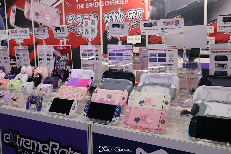 닌텐도 스위치와 밸브 스팀덱 등 휴대용 PC 커버와 커스터마이징 상품들.