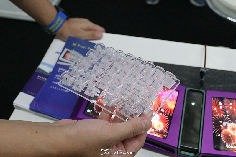 터치 디스플레이 방식의 키보드와 커스터마이징용 투명 키판.