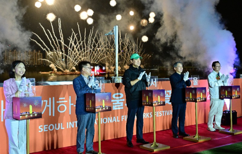 서울시, '서울세계불꽃축제 2025' 여의도 밤하늘 빛내…100만 시민 환호