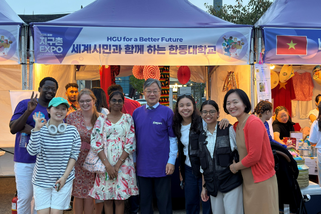 방청록 국제화부총장과 한동대 다국적 학생들의 기념촬영. (사진제공=한동대)