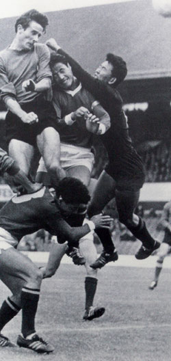 1966년 잉글랜드 월드컵 북한-이탈리아전에서 양 팀 선수들이 한데 엉켜 공중볼 쟁탈전을 벌이고 있다. 맨 오른쪽은 북한 골키퍼 이찬명. 북한은 박두익의 결승골로 이탈리아를 꺾고 8강에 진출했다.