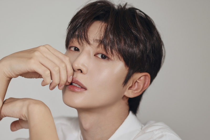 윤지성, 숏폼 드라마 ‘나만 보이는 재벌과 동거중입니다’ 캐스팅…이새롬과 '선남선녀 케미' 예고