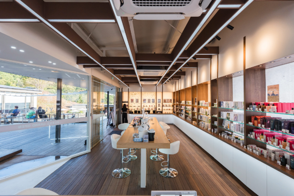 와이레스(YLESS) 오프라인 스토어 3호점 ‘와이레스 부산가원점’ 내부