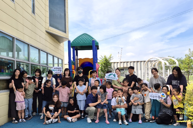 경북 구미 하늘어린이집 원아와 교사가'2025 리빙인하모니'를 통해 개선된 외부 놀이 공간에 모여 있다. ⓒ우미희망재단