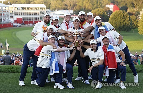 라이더컵을 들고 기뻐하는 유럽팀. / 사진=연합뉴스