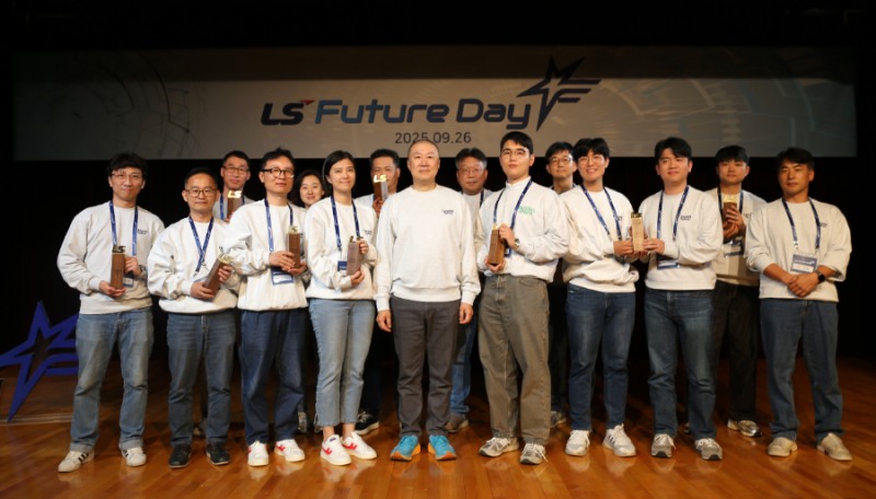 9월 26일, 안양 LS타워에서 개최된 LS Future Day에서 구자은 LS그룹 회장(가운데)이 우수 아이디어로 선정된 임직원들을 수상 후, 기념사진을 촬영하고 있다