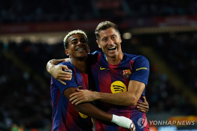 역전 결승골 합작한 야말(왼쪽)과 레반도프스키 / 사진=연합뉴스