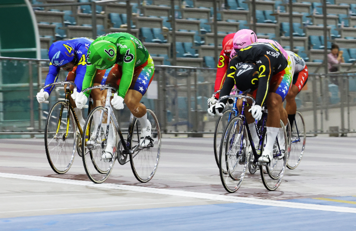 임채빈(6번 초록색 유니폼)이 가장 먼저 결승선을 통과하고 있다.