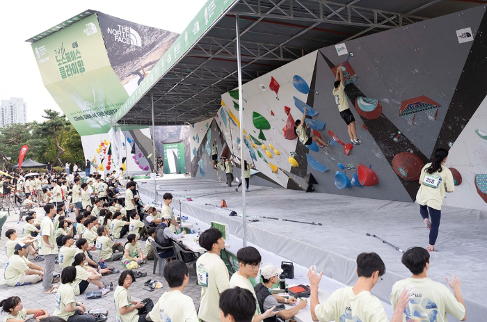 스포츠클라이밍 대축제 ‘제29회 노스페이스컵 전국 스포츠클라이밍대회’ 개최영원아웃도어(대표 성기학)의 글로벌 아웃도어 브랜드 노스페이스와 대한산악연맹이 공동 주최·주관한 ‘제29회 노스페이스컵 전국 스포츠클라이밍대회’가 27일 서울 올림픽공원 한얼광장에서 성황리에 개최됐다. 노스페이스는 박진감 넘치는 ‘볼더(Boulder)’ 경기를 도심 한복판에서 개최하며 스포츠클라이밍에 대한 대중적 관심을 이끈 한편, 한국에서 최초로 열린 ‘IFSC 서울 스포츠클라이밍 세계선수권대회’를 공식 후원하며 대한민국 스포츠클라이밍 발전 및 저변 확대에 앞장섰다.