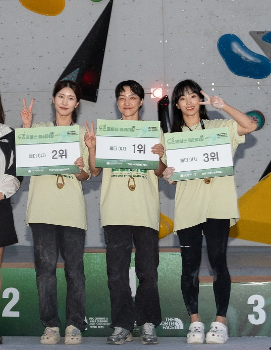 ‘멈추지 않는 탐험’으로 정상에 오르다!영원아웃도어(대표 성기학)의 글로벌 아웃도어 브랜드 노스페이스와 대한산악연맹이 공동 주최·주관한 ‘제29회 노스페이스컵 전국 스포츠클라이밍대회’가 27일 서울 올림픽공원 한얼광장에서 성황리에 개최됐다. 여자 볼더 부문 입상자인 류다흰, 이슬 및 김소림 선수(좌측부터)가 시상식에서 환하게 웃고 있다.