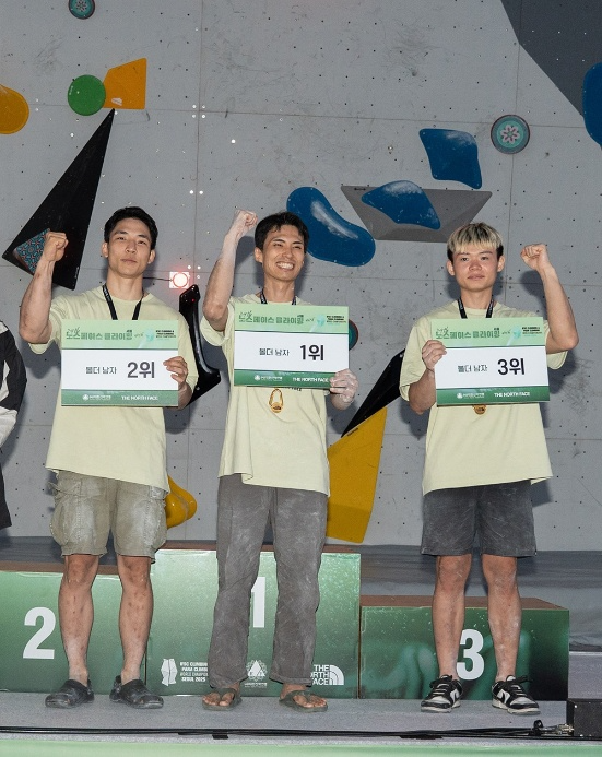 노스페이스컵 전국 스포츠클라이밍대회 영광의 주인공들!영원아웃도어(대표 성기학)의 글로벌 아웃도어 브랜드 노스페이스와 대한산악연맹이 공동 주최·주관한 ‘제29회 노스페이스컵 전국 스포츠클라이밍대회’가 27일 서울 올림픽공원 한얼광장에서 성황리에 개최됐다. 남자 볼더 부문 입상자인 이동근, 김재휘 및 이현석 선수(좌측부터)가 시상식에서 기념 촬영을 하고 있다.