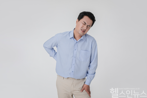 연휴 장거리 운전과 장시간 앉아있음이 허리 통증과 척추 질환 위험을 높여, 적절한 스트레칭과 자세 관리가 필수다. (사진 제공=클립아트코리아)