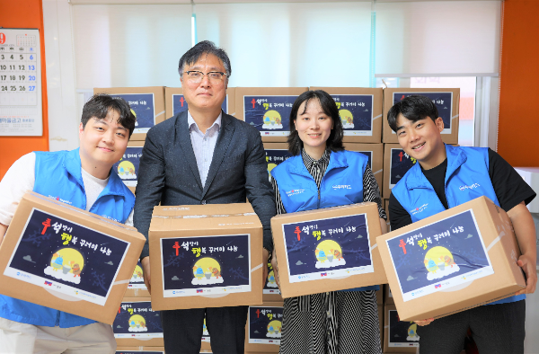 창신2동 남성현 동장(왼쪽 두 번째)과 우리카드 임직원이 행복 꾸러미 전달 기념 촬영을 하는 모습. ⓒ우리카드