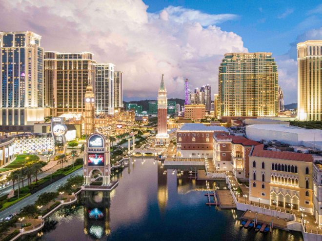 마카오 리조트 '샌즈 차이나'의 야간 전경 이미지. ⓒ 현대백화점