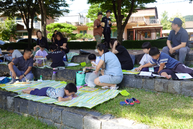 세계교육문화원(WECA)은 인제교육지원청, 인제군가족센터와 협력해 특수교육대상 아동·청소년을 위한 ‘다름다운스케치북 사생대회’를 개최했다