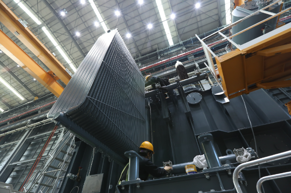 효성중공업 창원공장에서 직원들이 변압기를 조립하고 있다