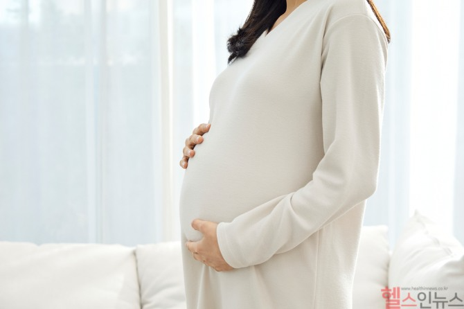 임신 초기 풍진 감염은 태아에게 평생 영향을 남길 수 있어 예방접종 확인이 필수적이다. /사진=클립아트코리아