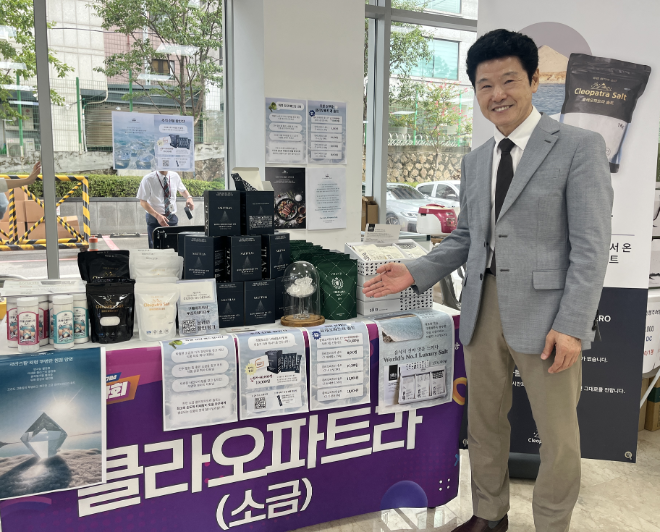 석봉토스트의 김석봉 대표가 극동방송 창사 70주년을 기념해 열린 ‘선교 바자회’에 직접 참여해 따뜻한 나눔을 실천했다.